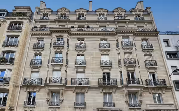 Façade haussmannienne en pierre de taille avec balcons en ferronnerie, Paris